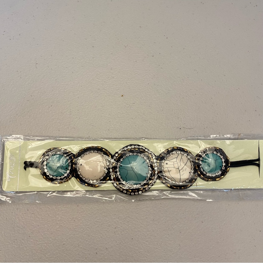 Beautiful beaded headband. Great to finish your boho look OS NWT green & cream